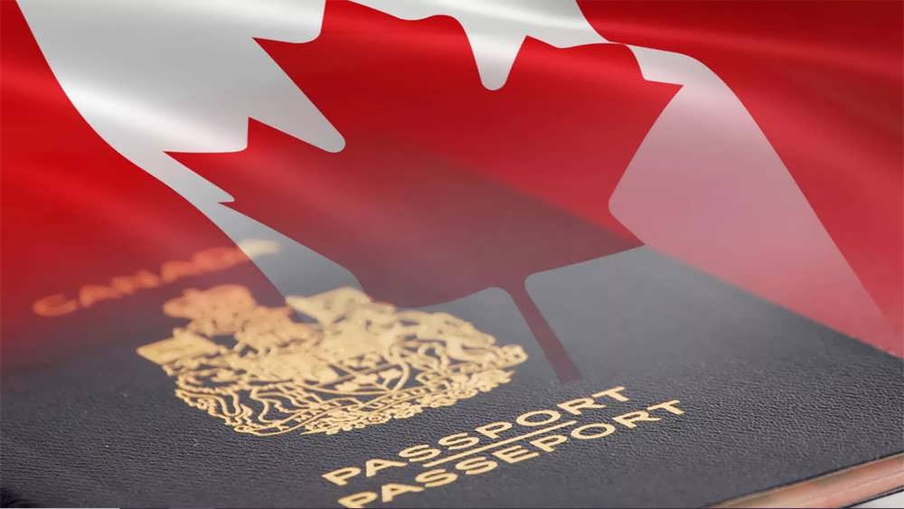 پاسپورت کانادایی و پرچم کانادا