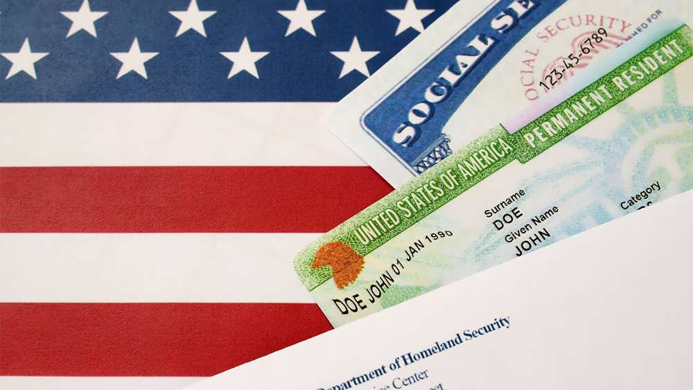 گرین کارت و پرچم