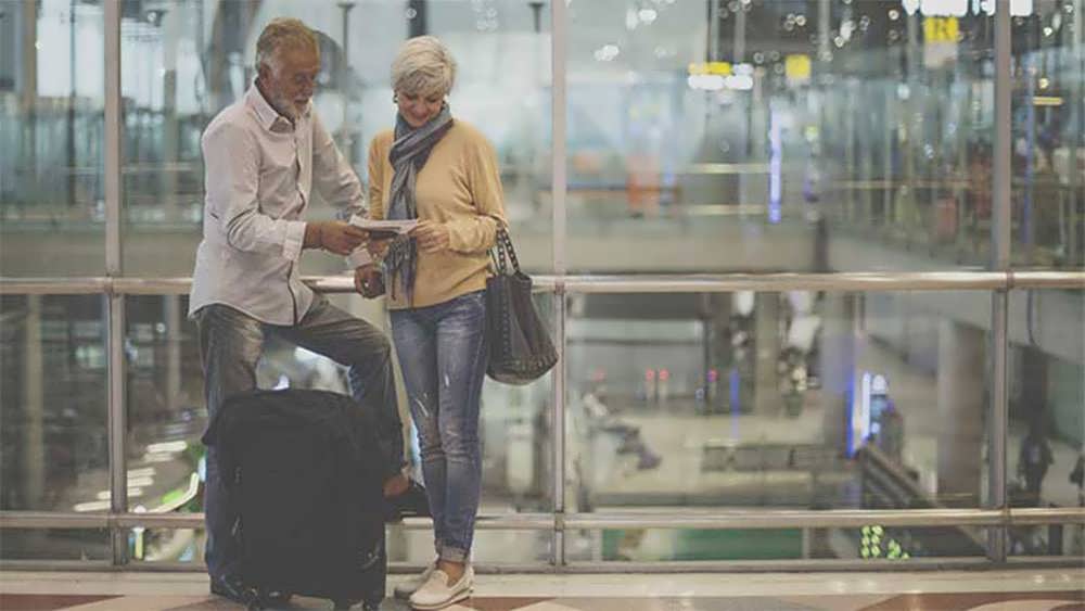 زوج سالمند در حال سفر