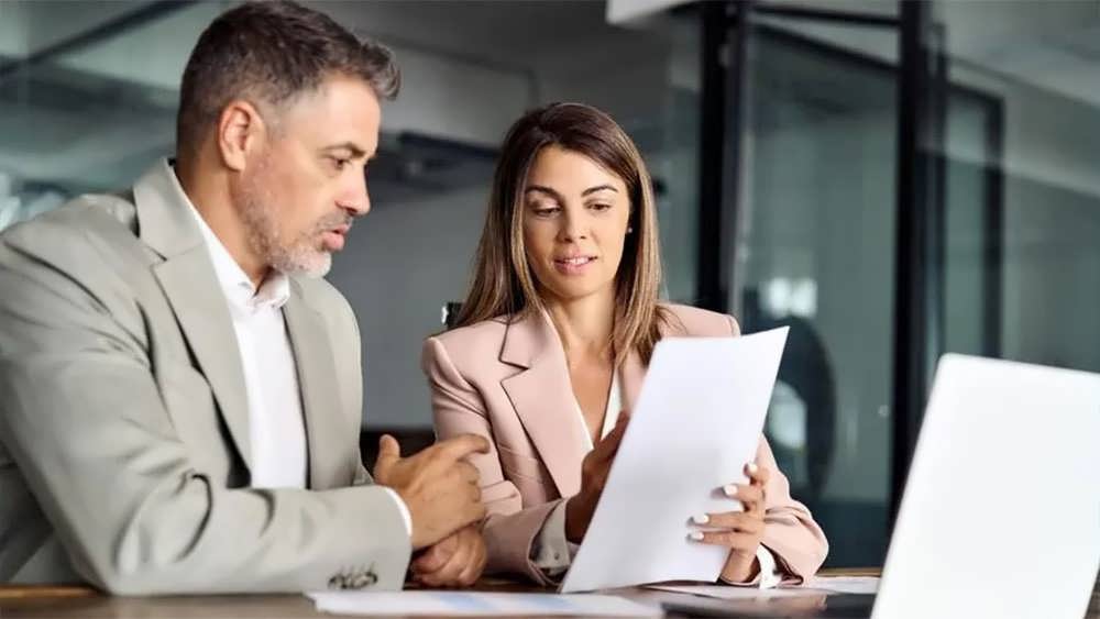 جلسه کاری و بررسی اسناد