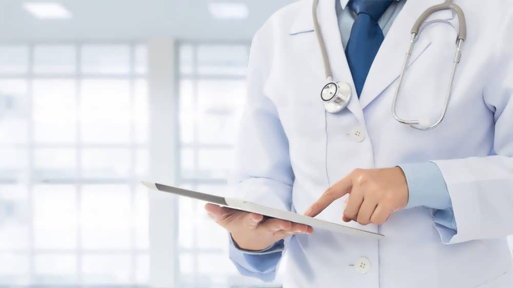 پزشک با تبلت