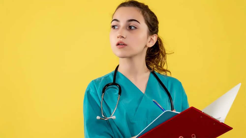 پزشک زن در حال یادداشت برداری