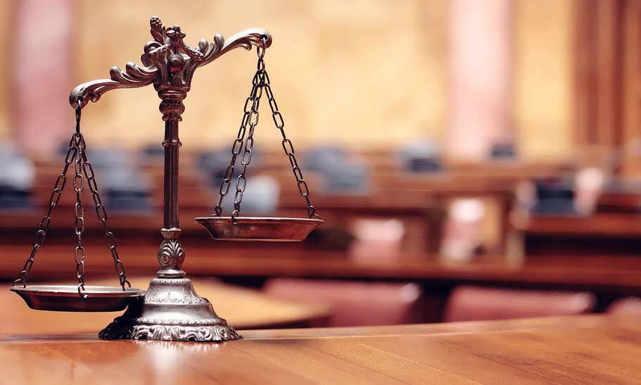 ترازوی عدالت در دادگاه