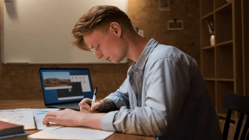 دانشجو در حال مطالعه پشت میز