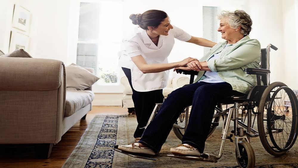 کمک به فرد روی ویلچر