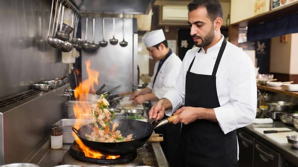 فضای داخلی رستوران بین المللی با دکوراسیون مدرن در ژاپن