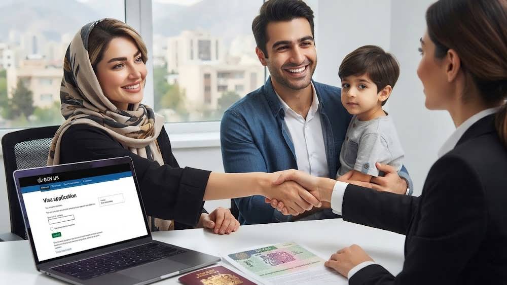 خانواده ایرانی خوشحال در دفتر مهاجرت در تهران پس از دریافت ویزای کار بریتانیا